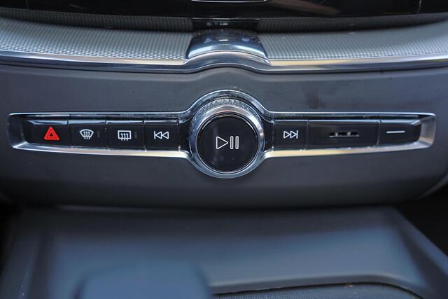 Volvo XC60 T6 Recharge AWD Plus Dark - Panorama/schuifdak - IntelliSafe Assist & Surround - Parkeercamera achter - Verwarmde voorstoelen, stuur & achterbank - Parkeersensoren voor & achter - Elektr. bedienb. voorstoelen met geheugen - Draadloze tel. lader - Standkac