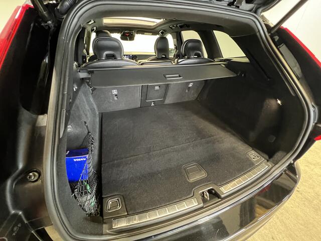 Volvo XC60 2.0 Recharge T6 AWD R-Design | Navigatie/Android/Apple Carplay | LM Velgen 22" | Voorstoelen Verwarmd | Lederen Bekleding | Cruise Control Adaptief | Airco |
