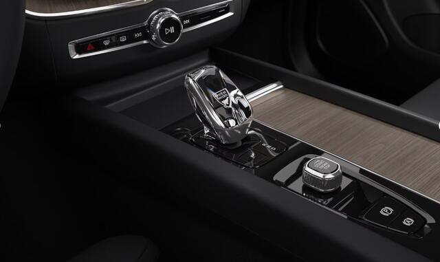 Volvo XC60 T6 350PK Automaat Plug-in hybrid AWD Plus Bright Panoramisch schuif-kanteldak / Head up display / 360 graden rondomzicht camara / 20" licht metalen velgen