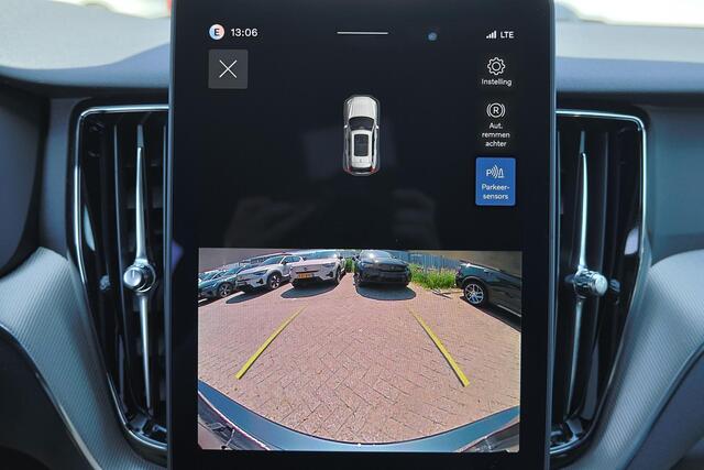 Volvo XC60 T6 Recharge AWD Plus Dark - IntelliSafe Assist & Surround - Harman/Kardon audio - Parkeercamera achter - Verwarmde voorstoelen, stuur & achterbank - Parkeersensoren voor & achter - Elektr. bedienb. voorstoelen met geheugen - Draadloze tel. lader - Extra g