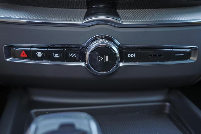 Volvo XC60 T6 Recharge AWD Plus Dark - IntelliSafe Assist & Surround - Harman/Kardon audio - Parkeercamera achter - Verwarmde voorstoelen, stuur & achterbank - Parkeersensoren voor & achter - Elektr. bedienb. voorstoelen met geheugen - Draadloze tel. lader - Extra g