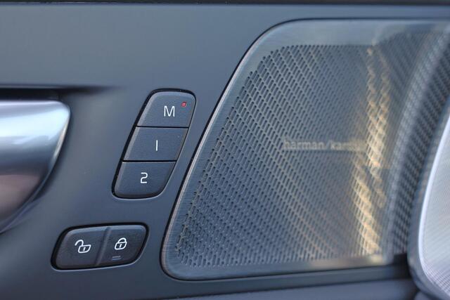 Volvo XC60 T6 Recharge AWD Plus Dark - IntelliSafe Assist & Surround - Harman/Kardon audio - Parkeercamera achter - Verwarmde voorstoelen, stuur & achterbank - Parkeersensoren voor & achter - Elektr. bedienb. voorstoelen met geheugen - Draadloze tel. lader - Extra g