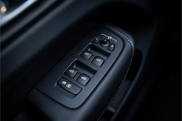 Volvo XC60 T8 Recharge AWD Ultra Black Edition ** Ventilatie ** B&W ** Massage ** 360 camera ** Trekhaak