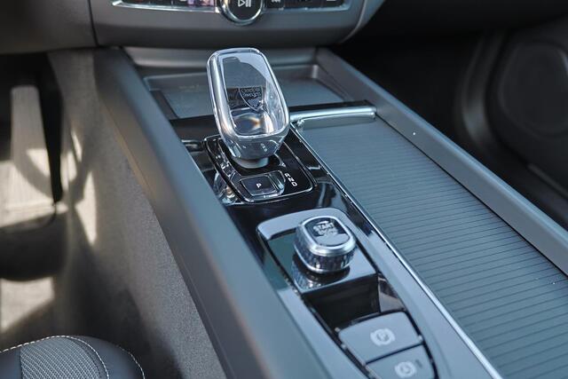 Volvo XC60 T6 Recharge AWD Plus Dark - IntelliSafe Assist & Surround - Harman/Kardon audio - Parkeercamera achter - Verwarmde voorstoelen, stuur & achterbank - Parkeersensoren voor & achter - Elektr. bedienb. voorstoelen met geheugen - Draadloze tel. lader - Extra g