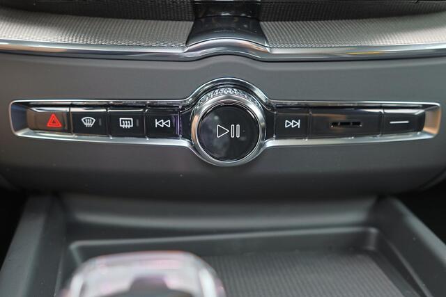 Volvo XC60 T8 Recharge AWD Ultra Black Edition Exec - Luchtvering - Panorama/schuifdak - IntelliSafe Assist & Surround - 360º Camera - Bowers & Wilkins audio - Adaptieve LED koplampen - Verwarmde voorstoelen, stuur & achterbank - Parkeersensoren voor & achter - Elek