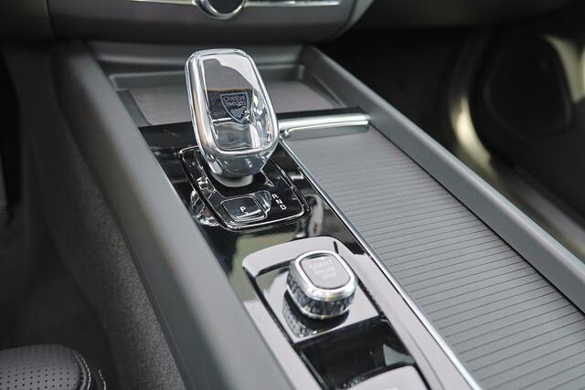 Volvo XC60 T8 Recharge AWD Ultra Black Edition Exec - Luchtvering - Panorama/schuifdak - IntelliSafe Assist & Surround - 360º Camera - Bowers & Wilkins audio - Adaptieve LED koplampen - Verwarmde voorstoelen, stuur & achterbank - Parkeersensoren voor & achter - Elek