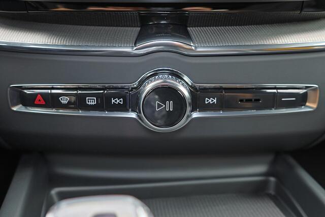Volvo XC60 T6 Recharge AWD Plus Black Edition - IntelliSafe Assist & Surround - Harman/Kardon audio - Parkeercamera achter - Verwarmde voorstoelen, stuur & achterbank - Parkeersensoren voor & achter - Elektr. bedienb. voorstoelen met geheugen - Draadloze tel. lader