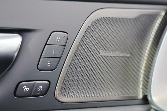 Volvo XC60 T6 Recharge AWD Plus Black Edition - IntelliSafe Assist & Surround - Harman/Kardon audio - Parkeercamera achter - Verwarmde voorstoelen, stuur & achterbank - Parkeersensoren voor & achter - Elektr. bedienb. voorstoelen met geheugen - Draadloze tel. lader