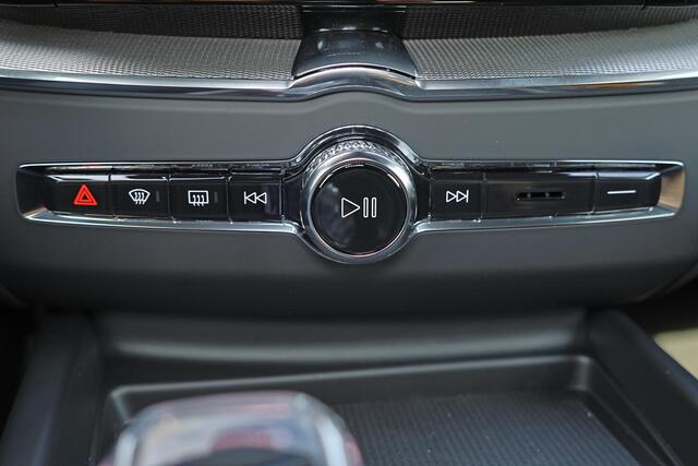Volvo XC60 T6 Recharge AWD Plus Dark - IntelliSafe Assist & Surround - Harman/Kardon audio - Parkeercamera achter - Verwarmde voorstoelen, stuur & achterbank - Parkeersensoren voor & achter - Elektr. bedienb. voorstoelen met geheugen - Draadloze tel. lader - Extra g