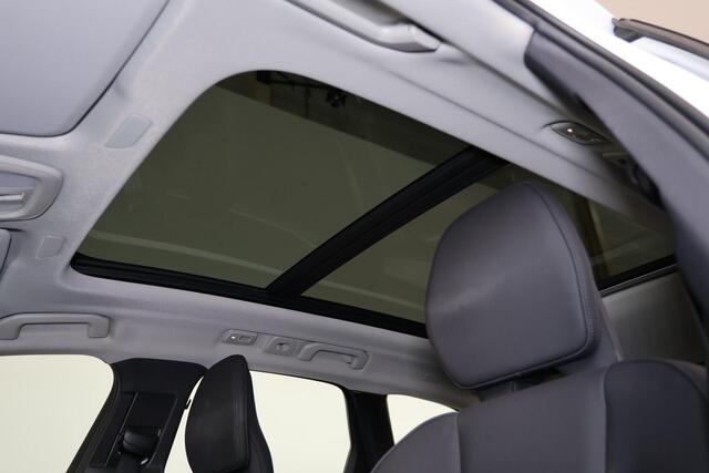 Volvo XC60 T6 Recharge AWD Ultra Dark - Panorama/schuifdak - IntelliSafe Assist & Surround - 360º Camera - Harman/Kardon audio - Adaptieve LED koplampen - Verwarmde voorstoelen, stuur & achterbank - Parkeersensoren voor & achter - Elektr. bedienb. voorstoelen met ge