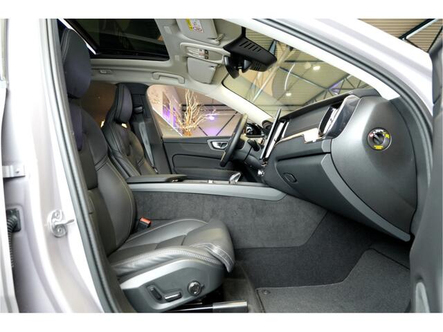Volvo XC60 2.0 T8 AWD 335kW/456pk Aut8 Recharge Ultra Dark VOL!! LUCHTVERING + BOWERS&WILKINS + PANORAMADAK + BLIS + HEAD-UP + PILOT ASSIST + V&A STOEL-&STUURVERWARMING + ADAPT.CRUISE + GOOGLE DASH&SERVICES + STOELVENTILATIE&-MASSAGE + 360 CAMERA + 22" LM-VELGEN!!