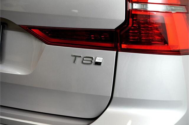 Volvo XC60 2.0 T8 AWD 335kW/456pk Aut8 Recharge Ultra Dark VOL!! LUCHTVERING + BOWERS&WILKINS + PANORAMADAK + BLIS + HEAD-UP + PILOT ASSIST + V&A STOEL-&STUURVERWARMING + ADAPT.CRUISE + GOOGLE DASH&SERVICES + STOELVENTILATIE&-MASSAGE + 360 CAMERA + 22" LM-VELGEN!!