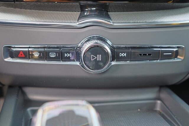 Volvo XC60 T6 Recharge AWD Plus Black Edition - Panorama/schuifdak - IntelliSafe Assist & Surround - 360º Camera - Harman/Kardon audio - Verwarmde voorstoelen, stuur & achterbank - Parkeersensoren voor & achter - Elektr. bedienb. voorstoelen met geheugen - Head up d