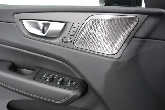Volvo XC60 2.0 T6 Plug-in hybrid AWD Plus Dark Adaptieve cruise control Leder Navigatie Google Harman Kardon Panorama dak Lichtmetalen Velgen 19" Dab Stoelverwarming Camera Led Climate control Apple Carplay/ Android Auto