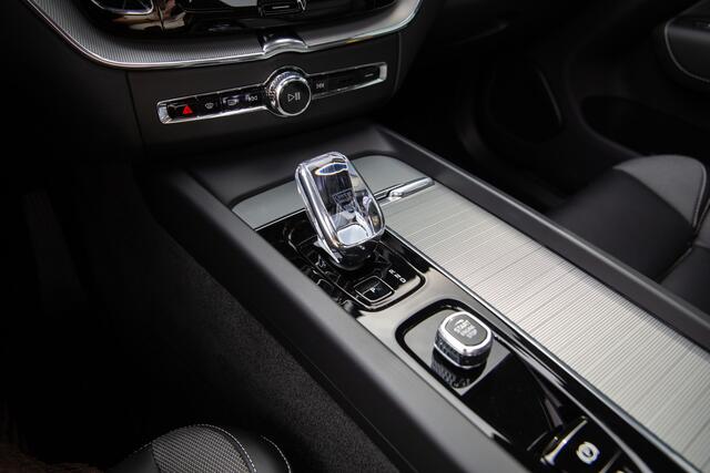Volvo XC60 2.0 T8 Plug-in hybrid AWD Plus Black Edition , Panoramadak, Trekhaak, Nappaleer, Harman&Kardon, Stuurverwarming