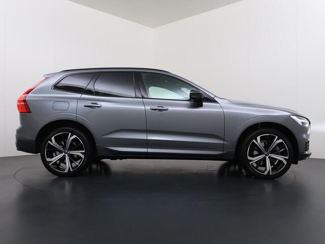 Volvo XC60 2.0 Recharge T8 AWD R-Design PLUG-IN HYBRIDE | SOH 89% | PANORAMADAK | ELEKTR. TREKHAAK | LEDER | CAMERA | HARMAN KARDON | MEMORY SEATS | 21" LMV | WINTERPAKKET STOEL + STUURVERWARMING || RIJKLAAR | 12 MND BOVAG GARANTIE |