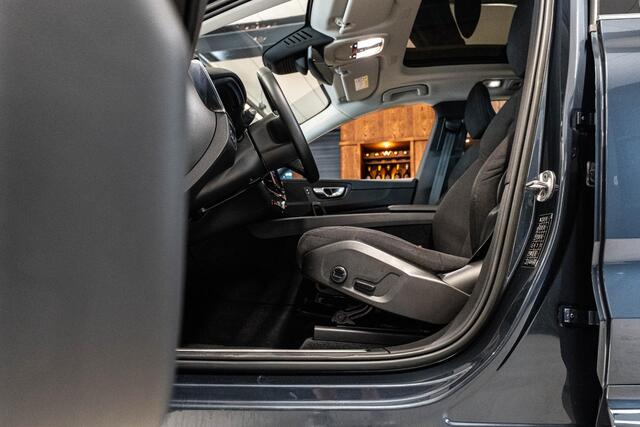 Volvo XC60 2.0 T6 Plug-in hybrid AWD Essential Edition Bright Schuifdak | Camera