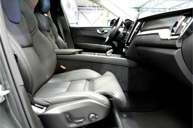 Volvo XC60 2.0 T8 AWD 335kW/456pk Aut8 Recharge Ultra Dark LUCHTVERING + BOWERS&WILKINS + PANORAMADAK + BLIS + HEAD-UP + PILOT ASSIST + V&A STOEL-&STUURVERWARMING + ADAPT.CRUISE + GOOGLE DASH&SERVICES + STOELVENTILATIE&-MASSAGE + 360 CAMERA + 22" LM-VELGEN!!