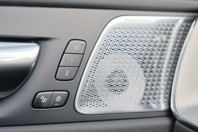 Volvo XC60 T8 Recharge AWD Ultra Black Edition Exec - Luchtvering - Panorama/schuifdak - IntelliSafe Assist & Surround - 360º Camera - Bowers & Wilkins audio - Adaptieve LED koplampen - Verwarmde voorstoelen, stuur & achterbank - Parkeersensoren voor & achter - Elek
