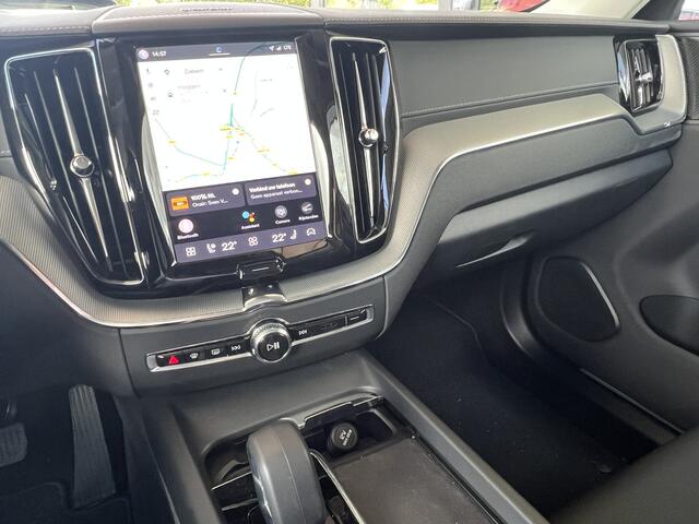 Volvo XC60 2.0 T6 350 pk Plug-in hybrid AWD Ultra Bright Panoramadak Harman Kardon Audio Leer Elektrische Comfortstoelen 20 Inch Velgen 360 Camera Navigatie Head-Up Display Apple Carplay Extra Getint Glas Long Range 1e Eigenaar BTW Auto