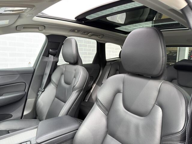 Volvo XC60 2.0 T8 Plug-in hybrid AWD Ultimate Bright | Schuif-/Kanteldak | 360 Camera | Adaptieve Cruise Control | Head-Up Display | Stoel-/Stuurverwarming | Getint Glas | Harman Kardon Audio | BLIS |