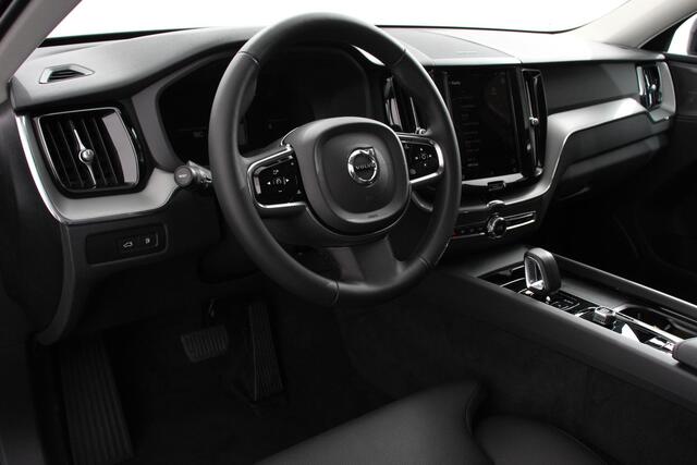 Volvo XC60 2.0 T6 Plug-in hybrid AWD Plus Dark Automaat Leder Navigatie Google Harman Kardon Panorama dak Lichtmetalen Velgen 19" Dab Stoelverwarming Camera Led