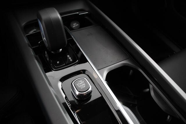 Volvo XC60 2.0 T6 Plug-in hybrid AWD Plus Dark Automaat Leder Navigatie Google Harman Kardon Panorama dak Lichtmetalen Velgen 19" Dab Stoelverwarming Camera Led