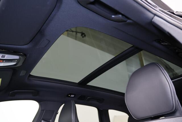 Volvo XC60 T8 Recharge AWD Plus Black Edition - Panorama/schuifdak - IntelliSafe Assist & Surround - Harman/Kardon audio - Adaptieve LED koplampen - Parkeercamera achter - Verwarmde voorstoelen, stuur & achterbank - Parkeersensoren voor & achter - Elektr. bedienb. v