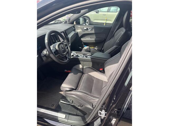 Volvo XC60 2.0 T6 Plug-in Hybrid AWD Plus Black Edition | PHEV Long Range | Harman Kardon Audio | Panoramadak | Sportstoelen | Keyless Entry | Elektrische Achterklep | Navigatie | Apple Carplay | Android Auto | Elektrisch Verstelbare Voorstoelen