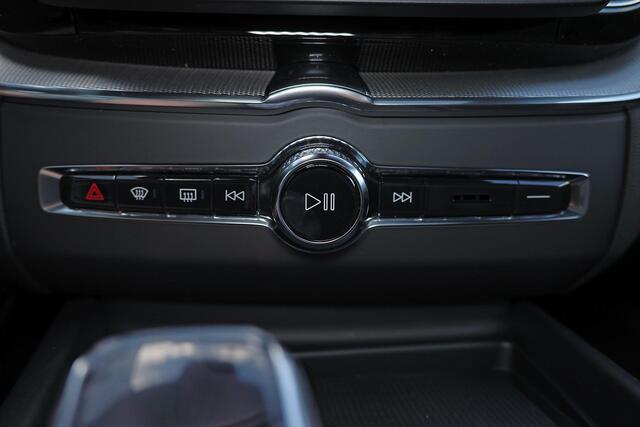 Volvo XC60 T6 Recharge AWD Plus Black Edition - Panorama/schuifdak - IntelliSafe Assist & Surround - 360º Camera - Harman/Kardon audio - Verwarmde voorstoelen, stuur & achterbank - Parkeersensoren voor & achter - Elektr. bedienb. voorstoelen met geheugen - Head up d