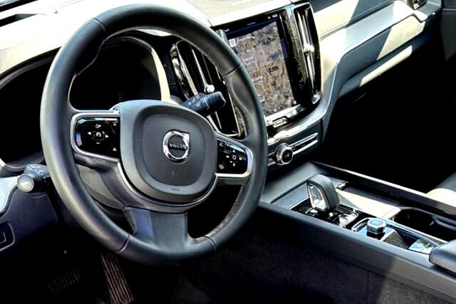 Volvo XC60 2.0 T6 AWD 293kW/399pk Aut8 Plug-in hybrid Ultimate Dark LUCHTVERING + HARMAN/KARDON + PANORAMADAK + EL.TREKHAAK + HEAD-UP + 360 CAMERA + STOELVERWARMING V&A + STUURVERWARMING + ADAPT.CRUISE + LANE ASSIST + PARKSENSOREN V&A + 20" LM-VELGEN!!