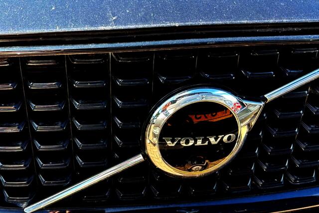 Volvo XC60 2.0 T6 AWD 293kW/399pk Aut8 Plug-in hybrid Ultimate Dark LUCHTVERING + HARMAN/KARDON + PANORAMADAK + EL.TREKHAAK + HEAD-UP + 360 CAMERA + STOELVERWARMING V&A + STUURVERWARMING + ADAPT.CRUISE + LANE ASSIST + PARKSENSOREN V&A + 20" LM-VELGEN!!