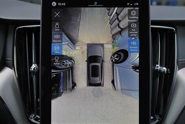 Volvo XC60 T8 Recharge AWD Ultra Black Edition Exec - Luchtvering - Panorama/schuifdak - IntelliSafe Assist & Surround - 360º Camera - Bowers & Wilkins audio - Adaptieve LED koplampen - Verwarmde voorstoelen, stuur & achterbank - Parkeersensoren voor & achter - Elek