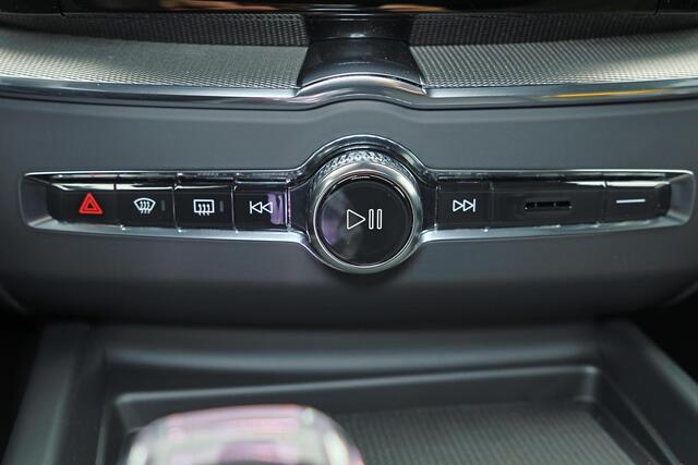 Volvo XC60 T6 Recharge AWD Plus Black Edition - Panorama/schuifdak - IntelliSafe Assist & Surround - 360º Camera - Harman/Kardon audio - Verwarmde voorstoelen, stuur & achterbank - Parkeersensoren voor & achter - Elektr. bedienb. voorstoelen met geheugen - Head up d