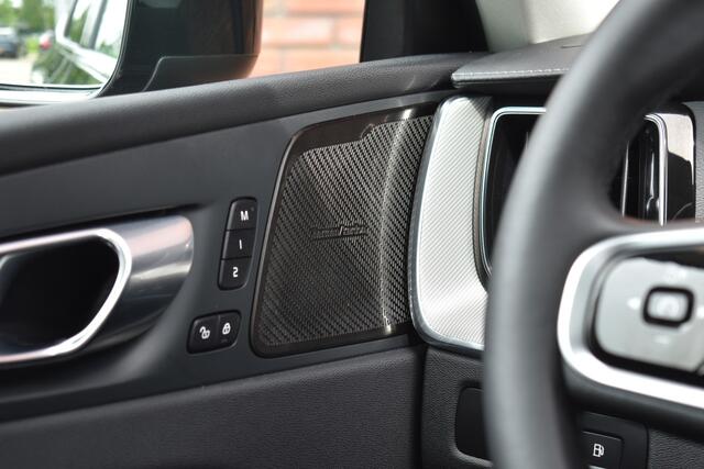 Volvo XC60 T6 350PK Plug-in hybrid AWD Ultra Dark | Head Up Display | Panoramadak |