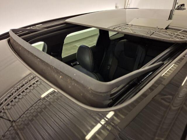 Volvo XC60 2.0 T6 Plug-in hybrid AWD R-Design | SOH:94% | Trekhaak | Luchtvering | Harman/Kardon | Power Seat | Memory | Adaptieve Cruise | Standkachel | Camera | Stoelverwarming V+A | Stuurverwarming |