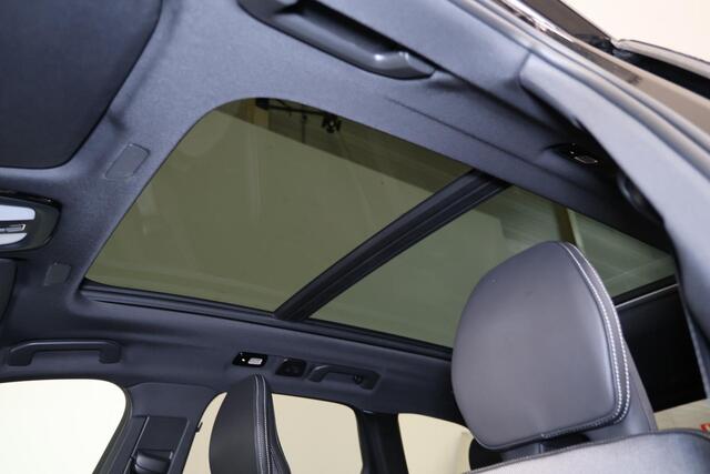 Volvo XC60 T8 Recharge AWD Ultra Black Edition - Luchtvering - Panorama/schuifdak - IntelliSafe Assist & Surround - 360º Camera - Bowers & Wilkins audio - Adaptieve LED koplampen - Verwarmde voorstoelen, stuur & achterbank - Parkeersensoren voor & achter - Elektr. b
