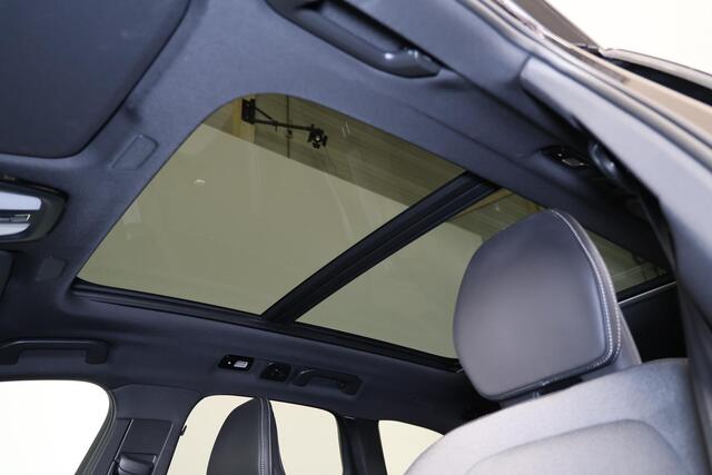 Volvo XC60 T8 Recharge AWD Ultra Black Edition - Panorama/schuifdak - IntelliSafe Assist & Surround - Harman/Kardon audio - Parkeercamera achter - Verwarmde voorstoelen, stuur & achterbank - Parkeersensoren voor & achter - Elektr. bedienb. voorstoelen met geheugen -