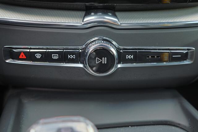 Volvo XC60 T8 Recharge AWD Ultra Black Edition - Panorama/schuifdak - IntelliSafe Assist & Surround - Harman/Kardon audio - Parkeercamera achter - Verwarmde voorstoelen, stuur & achterbank - Parkeersensoren voor & achter - Elektr. bedienb. voorstoelen met geheugen -