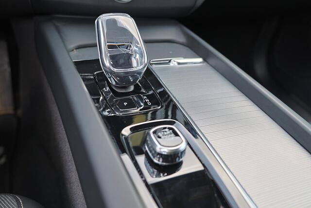 Volvo XC60 T8 Recharge AWD Ultra Black Edition - Panorama/schuifdak - IntelliSafe Assist & Surround - Harman/Kardon audio - Parkeercamera achter - Verwarmde voorstoelen, stuur & achterbank - Parkeersensoren voor & achter - Elektr. bedienb. voorstoelen met geheugen -