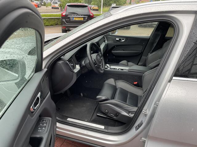 Volvo XC60 2.0 T8 455 pk Plug-in hybrid AWD Ultimate Bright Long Range Trekhaak Panoramadak 360 Camera Head-Up Display Harman Kardon Audio Elektrische Stoelen 21 Inch Velgen Pilot Assist ACC Stuurverwarming Stoelverwarming Apple Carplay Android Auto S Vol Opties 1e