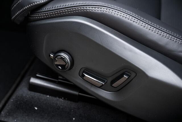 Volvo XC60 2.0 T8 Plug-in hybrid AWD Ultra Dark Executive Edition | Luchtvering | 22" | Gelamineerd Glas | Bowers & Wilkins | Stoelmassage & Ventilatie |