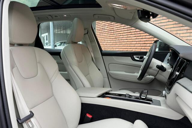 Volvo XC60 T6 Plug-in hybrid AWD Plus Bright | Blond Lederen bekleding | Google Infotainment | Stoelverwarming | Semi-Electrische Wegklapbare trekhaak | Parkeerverwarming |