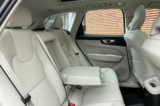 Volvo XC60 T6 Plug-in hybrid AWD Plus Bright | Blond Lederen bekleding | Google Infotainment | Stoelverwarming | Semi-Electrische Wegklapbare trekhaak | Parkeerverwarming |