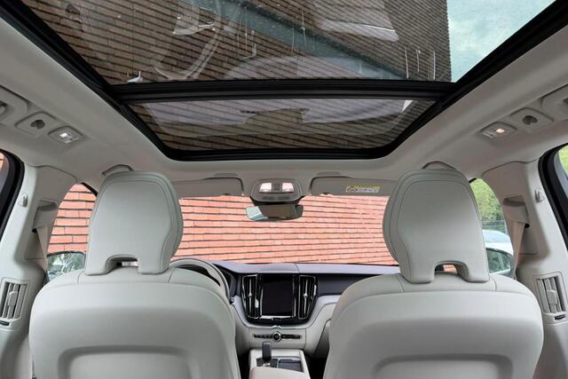 Volvo XC60 T6 Plug-in hybrid AWD Plus Bright | Blond Lederen bekleding | Google Infotainment | Stoelverwarming | Semi-Electrische Wegklapbare trekhaak | Parkeerverwarming |