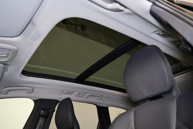 Volvo XC60 T8 Recharge AWD Ultimate Dark - Luchtvering - Panorama/schuifdak - IntelliSafe Assist & Surround - 360° Camera - Harman/Kardon audio - Verwarmde voorstoelen, stuur & achterbank - Parkeersensoren voor & achter - Elektr. bedienb. voorstoelen met geheugen - 