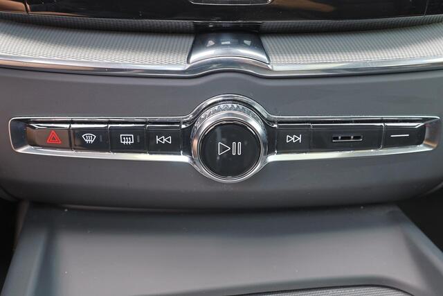Volvo XC60 T8 Recharge AWD Ultimate Dark - Luchtvering - Panorama/schuifdak - IntelliSafe Assist & Surround - 360° Camera - Harman/Kardon audio - Verwarmde voorstoelen, stuur & achterbank - Parkeersensoren voor & achter - Elektr. bedienb. voorstoelen met geheugen - 