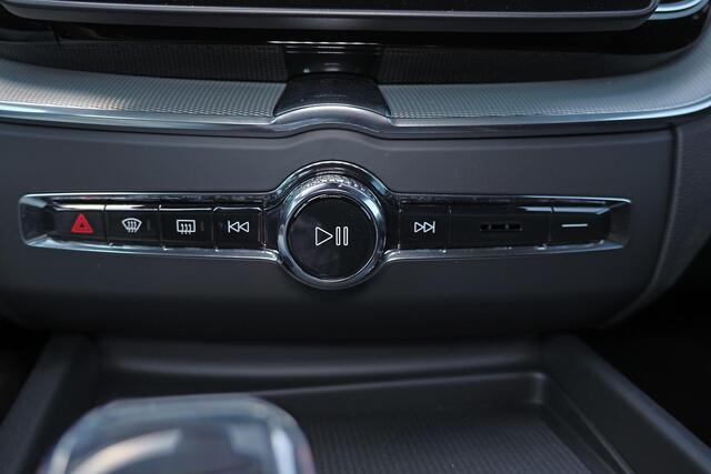 Volvo XC60 T6 Recharge AWD Plus Black Edition - IntelliSafe Assist & Surround - 360º Camera - Harman/Kardon audio - Adaptieve LED koplampen - Verwarmde voorstoelen, stuur & achterbank - Parkeersensoren voor & achter - Elektr. bedienb. voorstoelen met geheugen - Draa