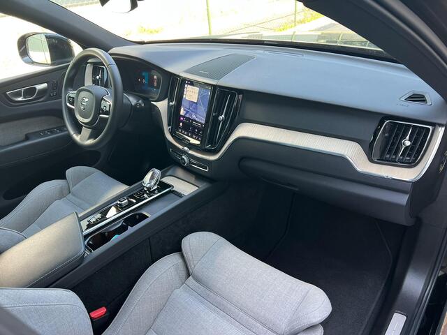 Volvo XC60 2.0 T6 Plug-in Hybrid AWD Plus Bright | PHEV | Trekhaak | Tailored Wool | 360 Graden Camera | Parkeersensoren | LED Koplampen Adaptief | Harman Kardon Audio | Alarm | Panoramadak | Elektrisch Verstelbare Voorstoelen | Stoelverwarming voor en achter | Keyl