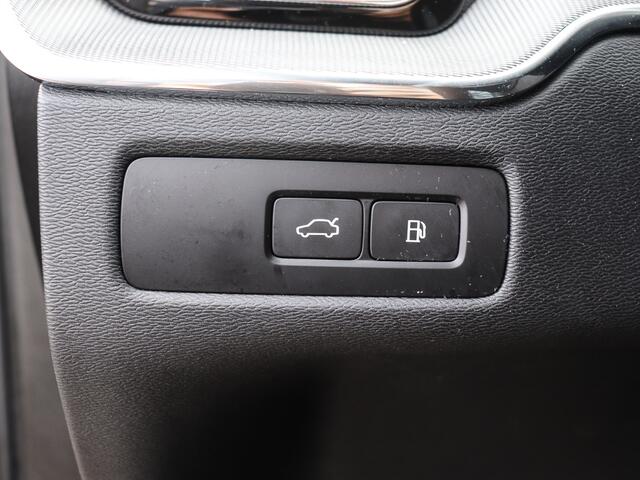 Volvo XC60 2.0 T8 Plug-in hybrid AWD Plus Dark (335kW/455PK) PANORAMA, TREKH, WINTER, HuD ** 1e EIG - Ex VOLVO) ** INFORMEER OOK NAAR ONZE AANTREKKELIJKE FINANCIAL-LEASE TARIEVEN **